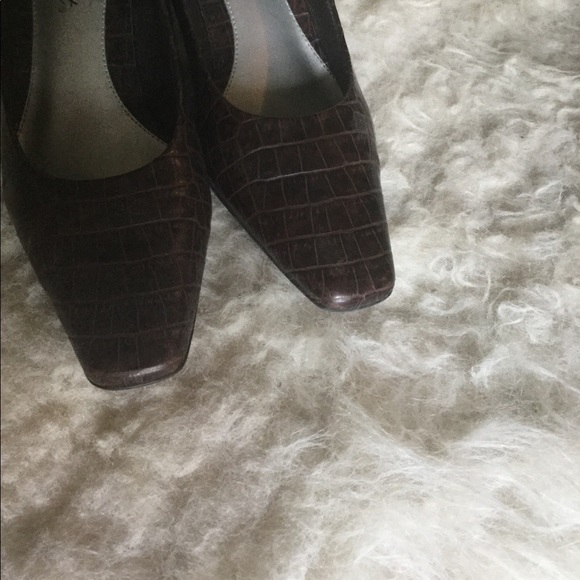 GUC FAUX CROC PUMPS - Picture 3 of 5